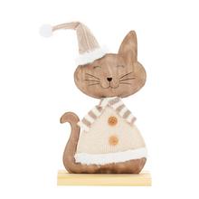 Figúrka mačky v hnedo-béžovej farbe s vianočným klobúkom a šálom.