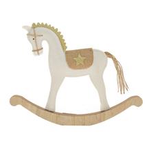 Hojdací kôň z filcu v bielej farbe s prírodným dreveným podstavcom.