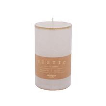 Biela sviečka Rustic Patina s rozmermi 7x11,5 cm.