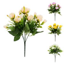 Kytica umelých ruží a drobných kvetov v mixe farieb.