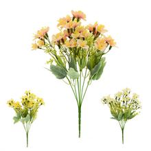 Kytica drobných kvetov s rôznymi farbami a zeleňou.