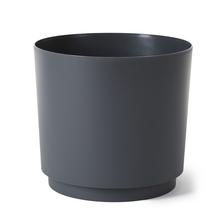 Okrúhly kvetináč v antracitovej farbe s moderným dizajnom.