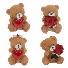 Keramický medvedík s červeným srdcom a mašľou.