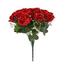 Kytica červených ruží s gypsom a zeleňou.