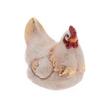 Dekoratívna sliepočka v béžovej farbe s detailmi v zlatej farbe.