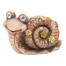 Hnedý slimačik so slnečným panelom a kvetinami.