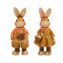 Hnedo-oranžové zajačiky v oblečení s košíkom a vedrom.