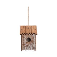 Drevený závesný vtáčik s kvetinovým vzorom.