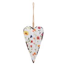 Kovové srdce s kvetinovým vzorom.