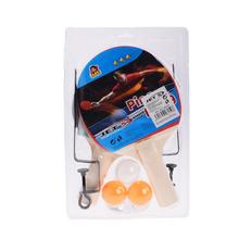 Súprava na stolný tenis s raketami a loptičkami.