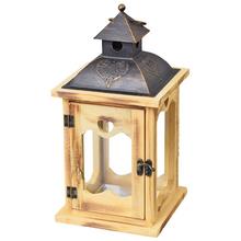 Drevený a kovový lampáš s prírodným povrchom, výška 28 cm.