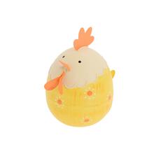 Kovový kohút v bielo-žlto-oranžovej farbe.