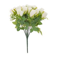 Umelá kytica bielych ruží s zelenými listami.