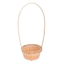 Prútený darčekový koš v prírodnej farbe s dlhým uchom.