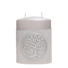 Sivá sviečka s motívom stromu života.