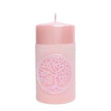 Ružová sviečka s motívom stromu šťastia.