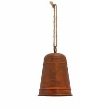 Závesný zvonček z hrdze s priemerom 12,5 cm a výškou 17,5 cm.