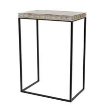 Biely hranatý stolík z dreva a kovu.