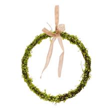 Zeleno-žltý ratanový veniec s mašľou.