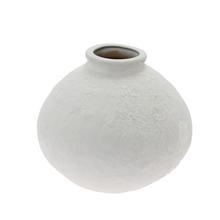 Biela porcelánová váza s textúrovaným povrchom.