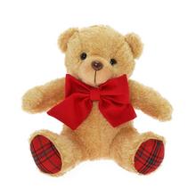 Sediaci medveď s hnedou srsťou a červenou mašľou.