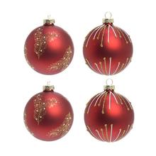 Sada štyroch červených sklenených vianočných gúľ s dekoratívnym vzorom.