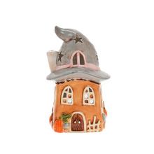 Domček na čajovku s šedou a hnedou keramikou.