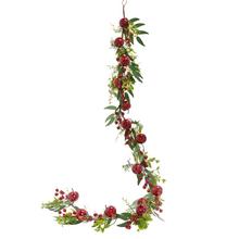 Girlanda s červenými jablkami a bobuľami