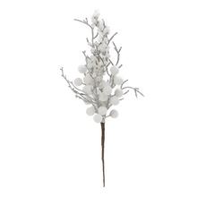 Umelý konár s bielymi bobuľami a zasneženým vzhľadom.