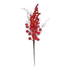 Umelý konár s bielym prútím a červenými bobuľami.