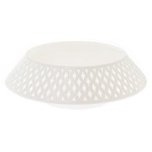 Biela ažurová miska s priemerom 23 cm.