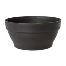 Čierna miska s priemerom 25 cm.