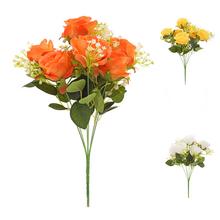 Kytica umelých ruží a drobných kvetov v mixe farieb.