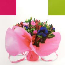 Ružová darčeková taška s kvetinovým aranžmánom.