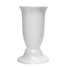 Biela hrobová váza s elegantným dizajnom.