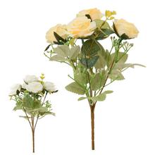 Kytica umelých ruží so zelenými listami.