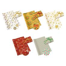 Vianočné baliace papiere v rôznych farbách a vzoroch.