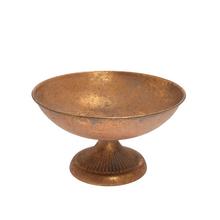 Kovový pohár so zlatou nohou