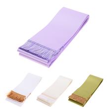 Farebná látková stuha s čipkovým okrajom.