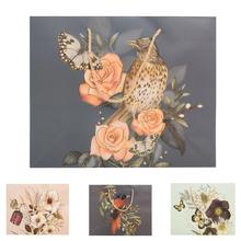 Darčeková taška s kvetinovým vzorom a motýľmi.