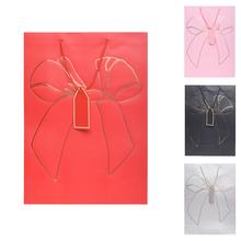 Darčeková taška s mašľou v rôznych farbách.