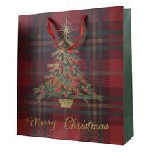 Vianočná papierová taška s motívom stromčeka a nápisom Merry Christmas.