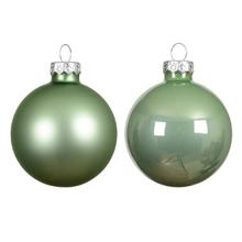 Sklenené vianočné gule v lesklej a matnej zelenej farbe, priemer 8 cm.