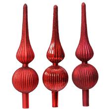 Červené sklenené špicové ozdoby na stromček.