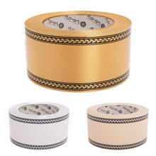 Smútočná stuha s čiernym vzorom.