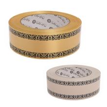 Smútočná stuha s čiernym vzorom na bielom pozadí.