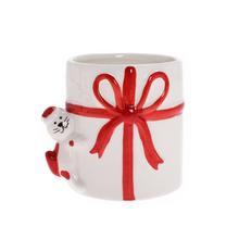 Obal s mašľou v bielej farbe s červenou mašľou a mačkou.