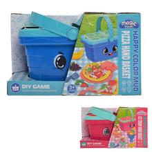 Modrý košík s usmievavou tvárou a zeleným držadlom.