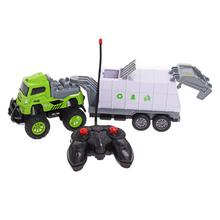 RC auto s ovládačom a nákladným prívesom.