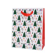 Vianočná papierová taška s motívom lyžovania a stromčekov.